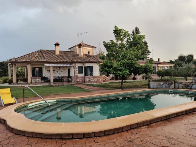 Chalet en venta en Badajoz, Avenida Elvas. Magnífico chalet Río Caya. Parcela 5000 mt, piscina. Chalets.