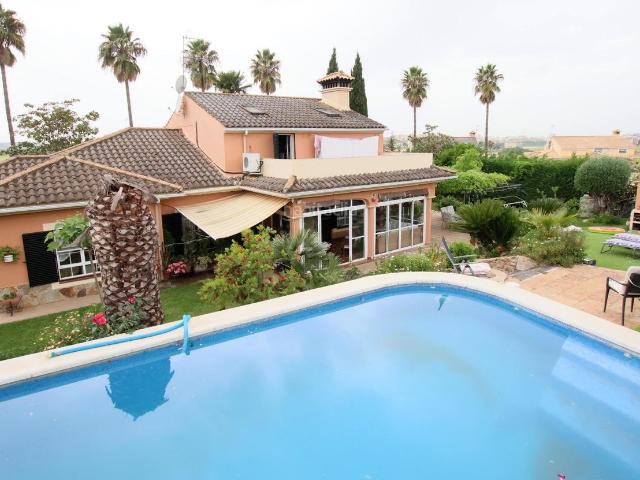 Chalet en venta en Badajoz, Carretera de Sevilla Los Montitos. Chalet en venta en Urbanización las Lomas. Chalets.