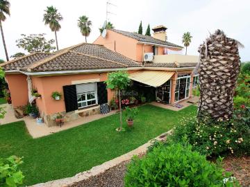 Chalet en venta en Badajoz, Carretera de Sevilla Los Montitos. Chalet en venta en Urbanización las Lomas. Chalets.
