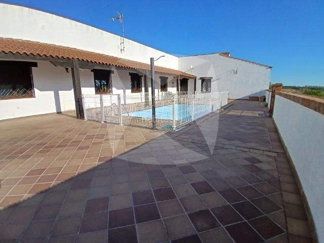Chalet en venta en Badajoz, Carretera de Sevilla Los Montitos. CHALET EN VENTA INDEPENDIENTE CON PISCINA. ZONA LA ATALAYA. Chalets.