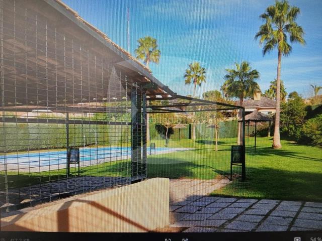 Chalet en venta en Badajoz, Carretera de Sevilla Los Montitos. CHALET INDEPENDIENTE CON PISCINA PRIVADA Y COMUNITARIA. ZONA URB. LAS LOMASMONTITOS. Chalets.