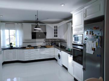 Chalet en venta en Badajoz, Carretera de Sevilla Los Montitos. CHALET INDEPENDIENTE CON ZONA AJARDINADA Y PISCINAPISTA TENIS COMUNITARIAS. ZONA URB. LAS LOMASMONTITOS. Chalets.