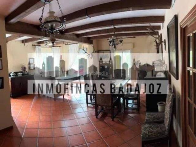Chalet en venta en Badajoz, Maria Auxiliadora Barriada de Llera. CHALET INDEPENDIENTE CON PARCELA DE 1.500 m Y PISCINA PRIVADA EN AVENIDA DAMIÁN TÉLLEZ LAFUENTE. Chalets.