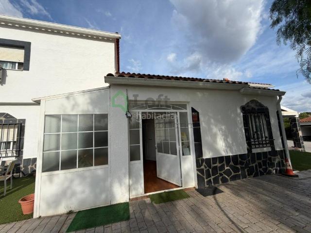Chalet en venta en Badajoz, Dehesilla de Calamón Campomanes. CHALET CON PISCINA PRIVADA EN URB. LOS LEBRATOS. Chalets.