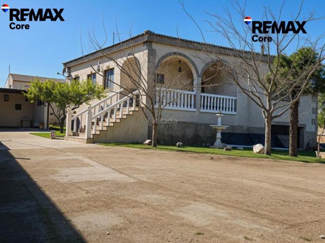 Chalet en venta en Badajoz, Dehesilla de Calamón Campomanes. Elegante Chalet en Campomanes con Amplio Sótano. Chalets.