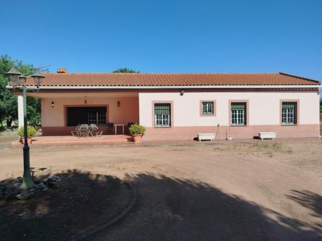 Chalet en venta en Badajoz, La Estación. MAGNÍFICOS 3 CHALET CON PARCELA DE 2,4 HECTAREAS EN BADAJOZ. Chalets.