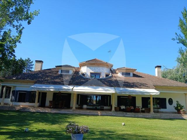 Chalet en venta en Badajoz, Las Vaguadas. CHALET INDEPENDIENTE CON AMPLIA ZONA AJARDINADA Y PISCINA. ZONA LAS VAGUADAS. Chalets.