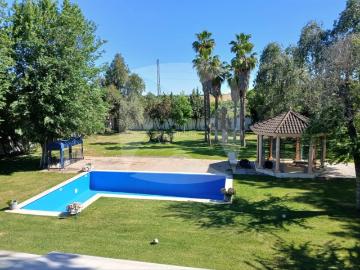 Chalet en venta en Badajoz, Las Vaguadas. CHALET INDEPENDIENTE CON AMPLIA ZONA AJARDINADA Y PISCINA. ZONA LAS VAGUADAS. Chalets.