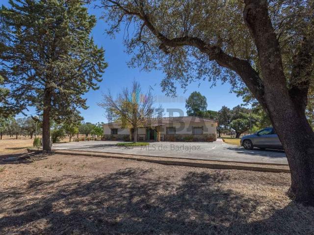 Chalet en venta en Badajoz, Pedanías de Badajoz. Oportunidad única! Naturaleza, privacidad y una inversión con múltiples posibilidades a solo unos minutos de Badajoz. Chalets.