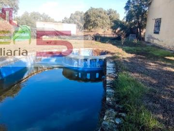 Chalet en venta en Badajoz, Pedanías de Badajoz. Parcela con Chalet y Edificaciones en Urbanización Familiar 1 Hectárea. Chalets.