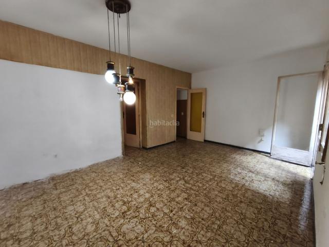 Chalet en venta en Badalona, Artigues. ? Casa pareada a reformar + local alquilado en Badalona, Zona Artigues. Chalets.