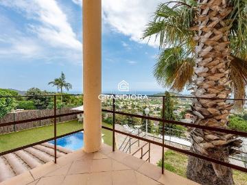 Chalet en venta en Badalona, Mas Ram. Villa independiente con vistas al mar, de 767 m con jardín y piscina en el Maresme. Chalets.