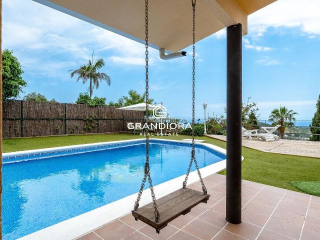 Chalet en venta en Badalona, Mas Ram. Villa independiente con vistas al mar, de 767 m con jardín y piscina en el Maresme. Chalets.