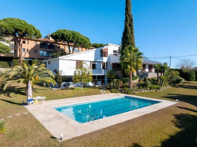 Chalet en venta en Badalona, Mas Ram. Casa villa en excelentes condiciones de 5 dormitorios en venta en Tiana, Barcelona. Chalets.