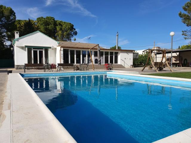 Chalet en venta en Baeza. Espectacular CHALET para vivir todo el año, en una de las zonas más demandadas de la zona, a un paso de las ciudades patrimonio de. Chalets.
