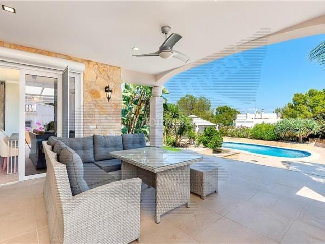 Chalet en venta en Baleares Calvià, Cas Català Illetes. Chalet unifamiliar en solar de 1.001m2 aprox. con vistas al mar, 292m2 aprox amplio salón comedor con chimenea, cocina amueblada. Chalets.