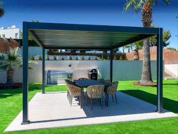 Chalet en venta en Baleares Calvià, Costa de la Calma. Villa de lujo renovada en Santa Ponsa con vistas al mar, golf y montaña. Chalets.
