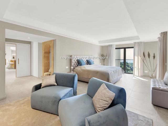 Chalet en venta en Baleares Calvià, Costa de la Calma. VILLA RENOVADA CON VISTAS PANORÁMICAS AL MAR EN SANTA PONSA ESPACIO, CONFORT Y DISEÑO EN TRES PLANTAS. Chalets.