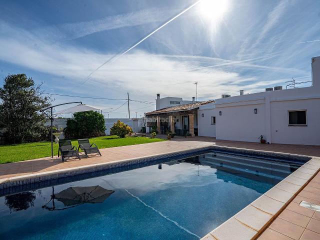 Chalet en venta en Baleares Ciutadella de Menorca, Cala Blanca. Encantadora casa de campo con piscina y jardín. Chalets Ciutadella de.