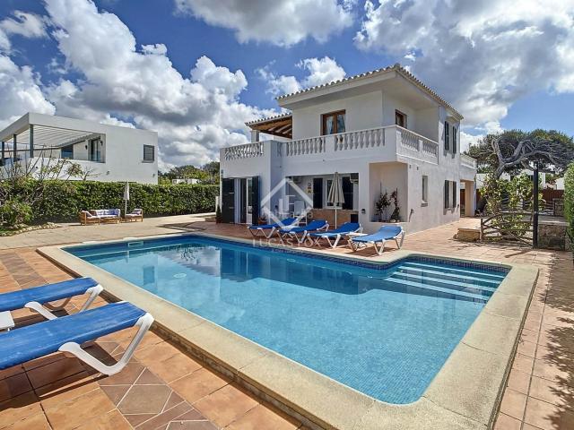 Chalet en venta en Baleares Ciutadella de Menorca, Cala Blanca. Villa de 4 dormitorios con piscina, garaje, licencia turística y vistas al mar en venta en Cala Blanca, Ciutadella de Menorca. Chalets.