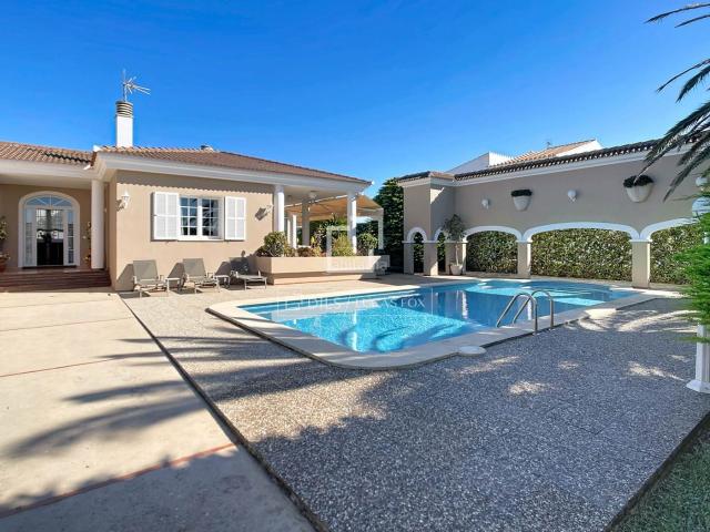 Chalet en venta en Baleares Ciutadella de Menorca, Cala en Blanes. Preciosa villa en excelentes condiciones con 3 dormitorios, despacho, piscina y derecho a vuelo de 120 m en venta en Cales Piques.