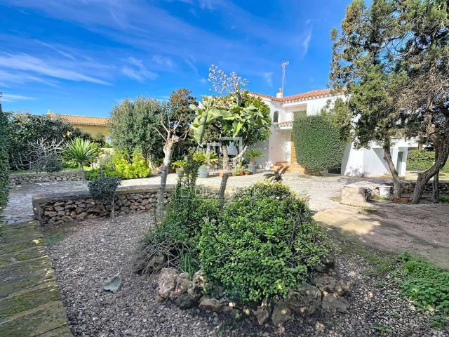 Chalet en venta en Baleares Ciutadella de Menorca, Cala en Blanes. Villa de 4 dormitorios con un precioso jardín en venta en Calan Blanes, Ciutadella de Menorca. Exclusiva de Dils Lucas Fox. Chalets.