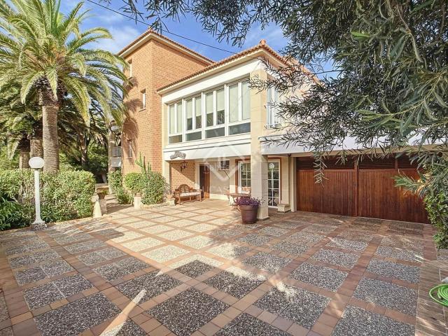 Chalet en venta en Baleares Ciutadella de Menorca, Ciutadella. Estupenda villa de 4 dormitorios con piscina, jardín, garaje y pista de tenis en venta en Son Oleo, Ciutadella de Menorca. Chalets.