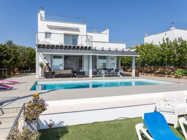 Chalet en venta en Baleares Alaior, Son Bou Sant Jaume. Maravilloso chalet con vistas al mar y licencia turística en la urbanización Torre Soli Nou, Alaior. Chalets.