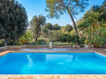 Chalet en venta en Castelldefels, Granvía Mar. Villa tradicional en venta en una gran parcela residencial cerca de Pollensa, Mallorca. Chalets.
