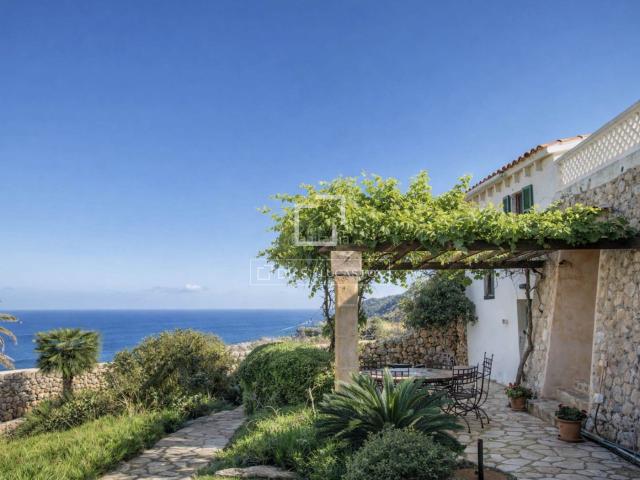 Chalet en venta en Baleares Banyalbufar. Villa mediterránea en venta en Banyalbufar, con embarcadero privado y acceso directo al mar. Chalets.