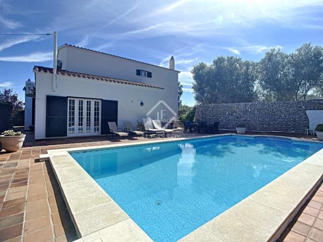 Chalet en venta en Baleares Maó Mahón, Llucmaçanes. Villa en excelentes condiciones y muy espaciosa con 4 dormitorios en venta en una de las zonas más prestigiosas en Maó. Chalets Maó.
