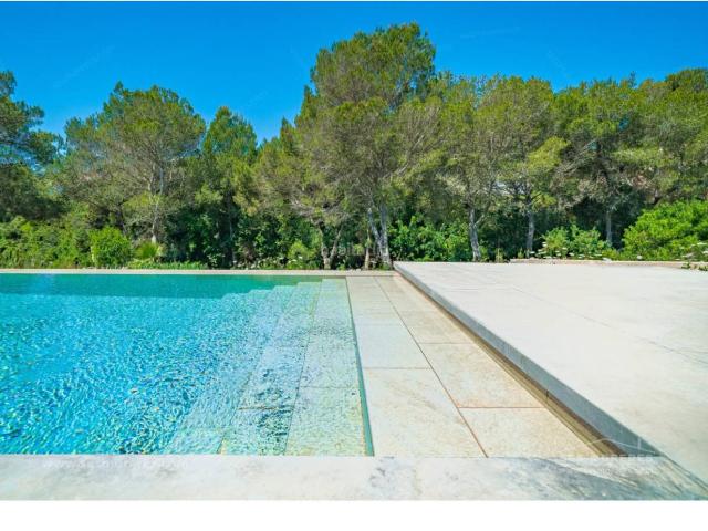 Chalet en venta en Baleares Maó Mahón, Cala Llonga Sa Mesquida. Casa de diseño en el puerto de Mahón, rodeada de vegetación y con vistas parciales al mar. Chalets Maó.