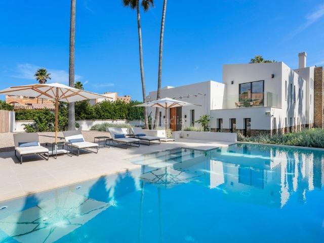 Chalet en venta en Baleares Son Servera, Cala Bona. Chalet vanguardista en primera línea de mar en venta en Port Verd, Mallorca. Chalets Son.