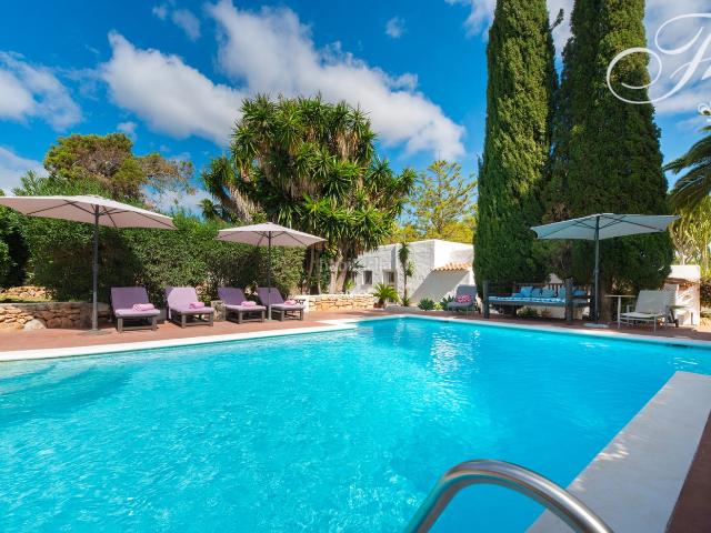 Chalet en venta en Baleares Sant Antoni de Portmany. Exclusiva propiedad con casa de invitados y vistas impresionantes San Rafael en Ibiza. Chalets Sant Antoni de.