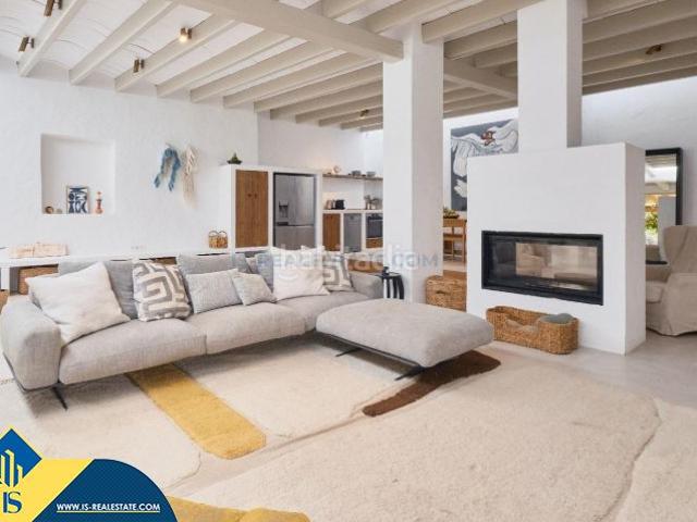 Chalet en venta en Baleares Sant Antoni de Portmany. Villa con piscina, Islas Baleares, Ibiza. 7 habitaciones 878 m² 10 kilómetros al mar. Chalets Sant Antoni de.