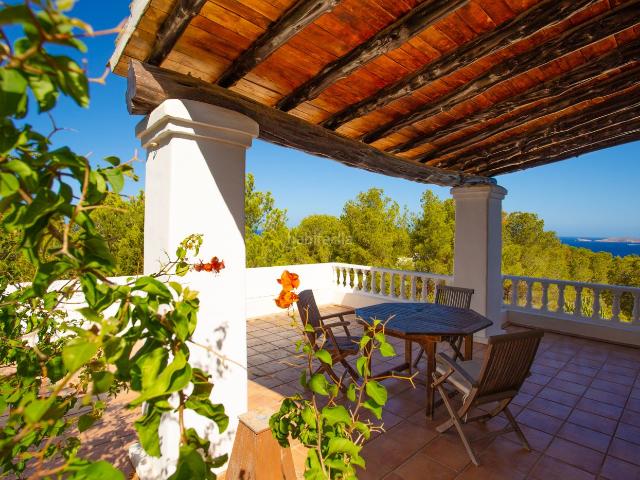 Chalet en venta en Baleares Sant Josep de sa Talaia, Cala Vedella Cala Tarida. Exclusiva villa señorial con licencia turística en Cala Vadella vistas al mar, privacidad y encanto mediterráneo.