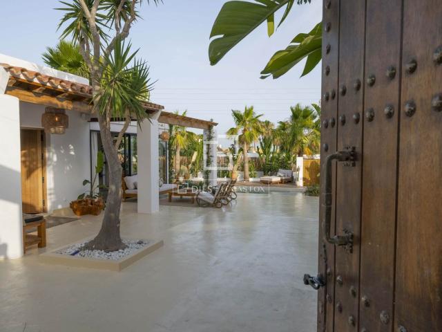 Chalet en venta en Baleares Sant Josep de sa Talaia, Sant Jordi de Ses Salines Sant Francesc. Encantadora villa reformada con piscina y estudio independiente a 5 minutos de Ibiza, en San José, Islas.