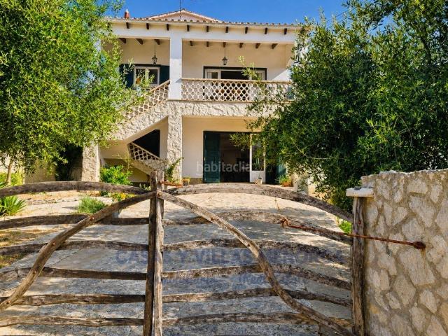 Chalet en venta en Baleares Sant Lluís, Biniancolla Punta Prima. Vivienda con vistas al mar y jardín privado en Punta Prima, Menorca. Chalets Sant.