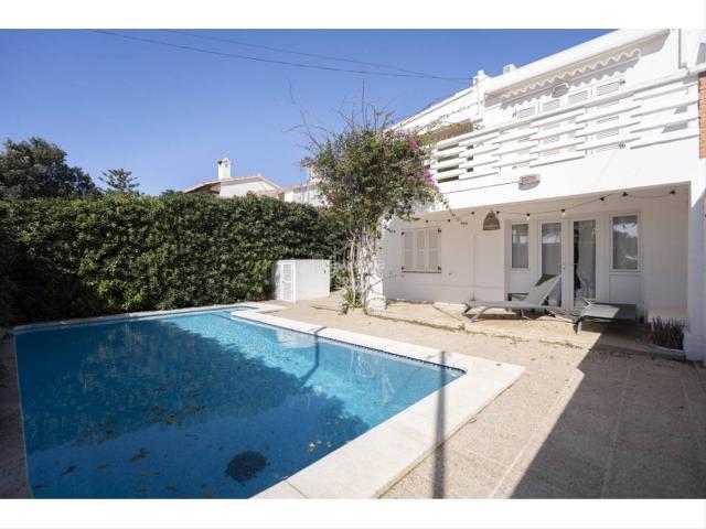 Chalet en venta en Baleares Sant Lluís, Biniancolla Punta Prima. En exclusiva Casa adosada con licencia turística, piscina privada y vistas al mar en Punta Prima, Menorca. Chalets Sant.