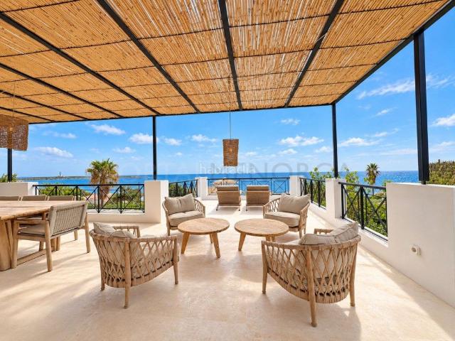 Chalet en venta en Baleares Sant Lluís, Biniancolla Punta Prima. Chalet totalmente renovado con vistas panorámicas al mar en la costa sur de Menorca. Chalets Sant.