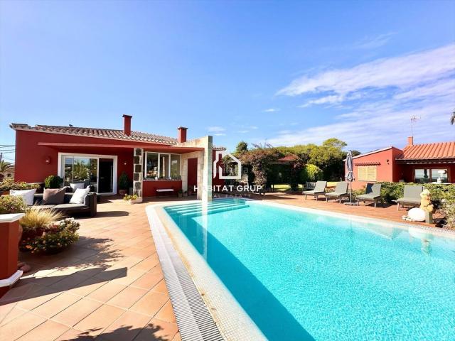 Chalet en venta en Baleares Sant Lluís, Biniancolla Punta Prima. Complejo de dos casas con vistas al mar en Punta Prima, Menorca. Chalets Sant.
