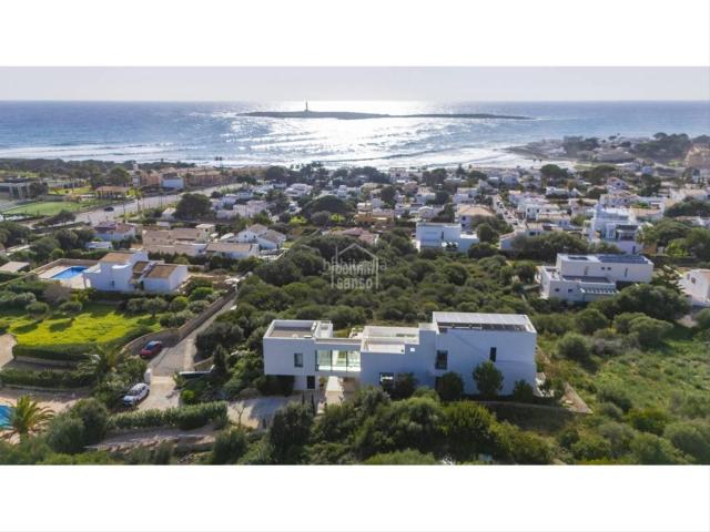 Chalet en venta en Baleares Sant Lluís, Biniancolla Punta Prima. Exclusiva Diseño contemporáneo, orientación sur y vistas panorámicas del mar en Punta Prima, Menorca. Chalets Sant.