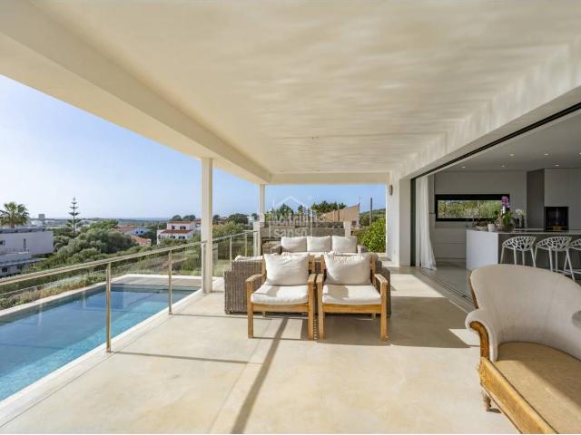 Chalet en venta en Baleares Sant Lluís, Biniancolla Punta Prima. Exclusiva Diseño contemporáneo, orientación sur y vistas panorámicas del mar en Punta Prima, Menorca. Chalets Sant.