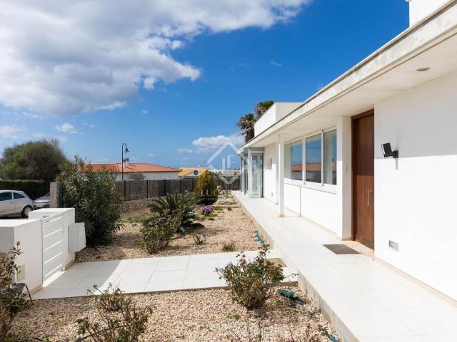 Chalet en venta en Baleares Sant Lluís, Binibèquer. Villa contemporánea de 4 dormitorios y un anexo en venta en Sant Lluís, Menorca. Chalets Sant.