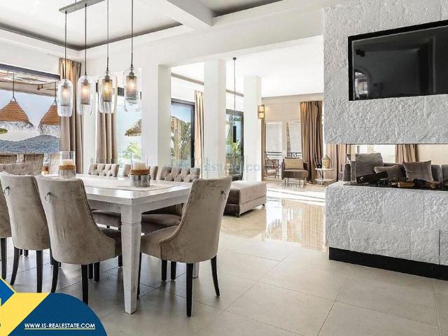 Chalet en venta en Baleares Santa Eulària, Can Furnet. Villa con piscina, Islas Baleares, Ibiza. 4 habitaciones 409 m² 2,5 kilómetros al mar. Chalets Santa.