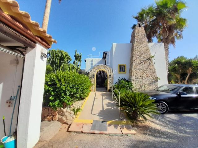 Chalet en venta en Baleares Santa Eulària, Santa Eulària des Riu. Finca rústica de 15.000 m con casa principal, dos apartamentos, dos almacenes, piscina y bodega. Chalets Santa.