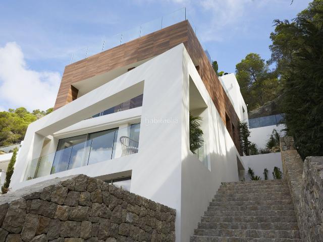 Chalet en venta en Baleares Santa Eulària, Santa Eulària des Riu. Llamativa villa contemporánea en Cala Llonga, perfectamente integrada en la naturaleza. Chalets Santa.