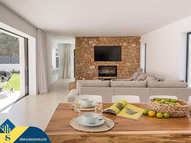Chalet en venta en Baleares Santa Eulària, Santa Eulària des Riu. Villa con piscina, Islas Baleares, Ibiza. 5 habitaciones 400 m² 1 kilómetro al mar. Chalets Santa.