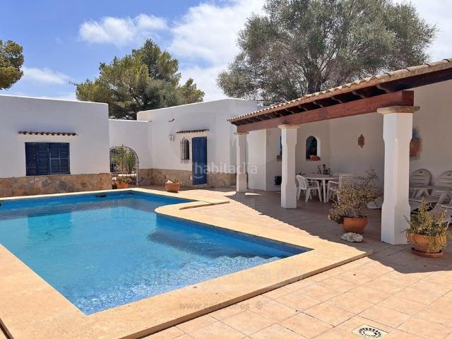 Chalet en venta en Baleares Santanyí, Cala d´Or. Villa con patio en solar esquinero de Cala Llonga. Chalets.