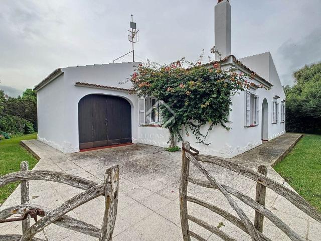 Chalet en venta en Baleares Santanyí, Es Llombards. Villa en planta baja de 3 dormitorios con piscina, jardín y licencia turística en venta en Calan Bosch, Ciutadella de Menorca. Chalets.